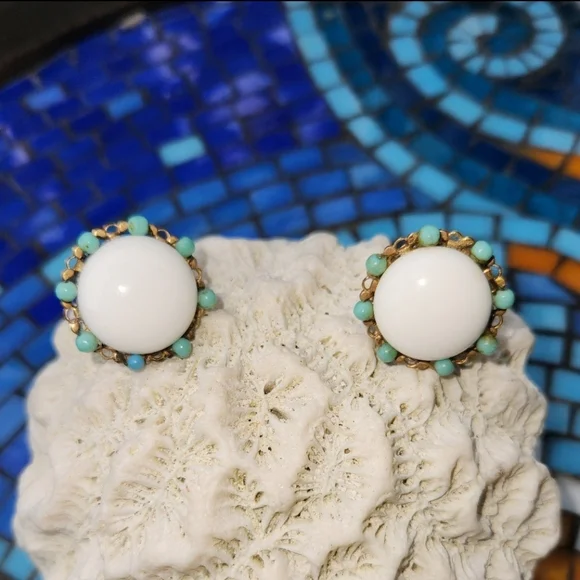 Vintage Milk Glass With Small Blue Glass Stones Screw On Eàrrings - Picture 5 of 7